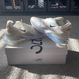 Size 8.5 wms Nike air max 270
